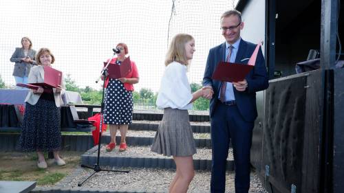 Zdjęcie przedstawia uroczystość wręczenia stypendiów Burmistrza Pruszcza Gdańskiego w Parku Kulturowym Faktoria